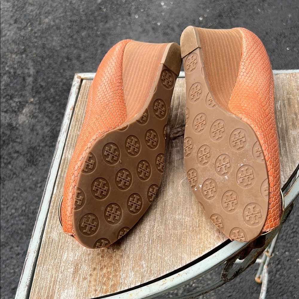 Women's Peep Toe Wedge Shoes in Tan - Picture 4 of 6